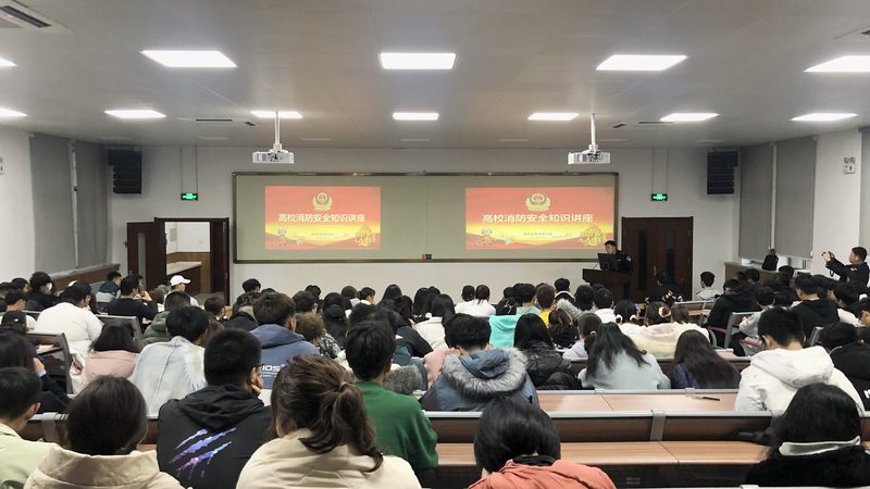叉车操作后，应及时进行清洁和保养，以延长叉车的使用寿命。具体包括：